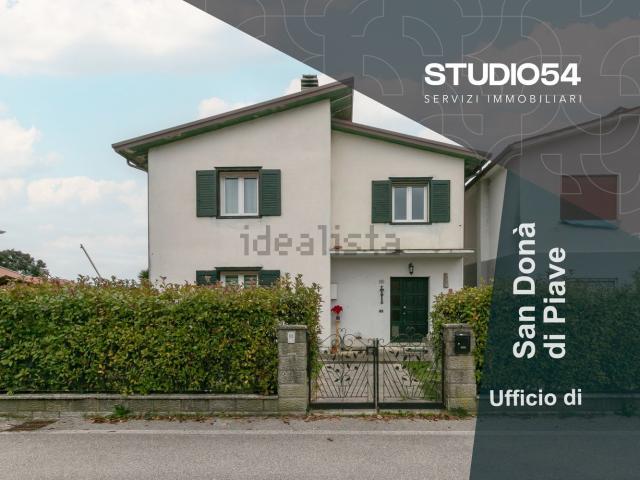 Villetta indipendente in vendita di 244 m² in Via Cesare Battisti, 23
