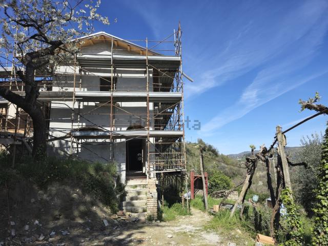Villetta indipendente in vendita di 244 m² in Via Francesco Ciotti