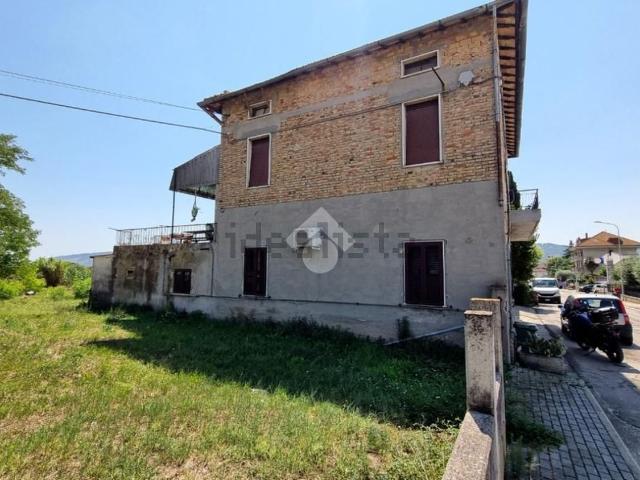 Villetta indipendente in vendita di 245 m² in Via Alcide De Gasperi, 1