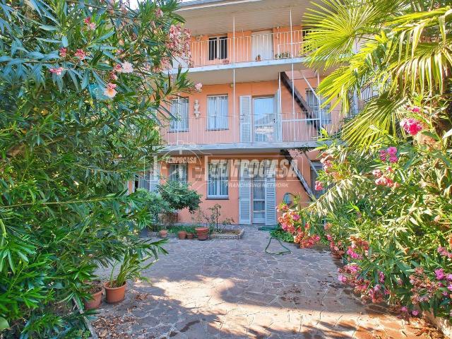 Villetta indipendente in vendita di 246 m² in Via del Basso