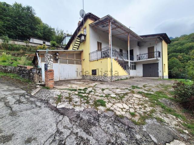 Villetta indipendente in vendita di 246 m² in Via Centrale, 1