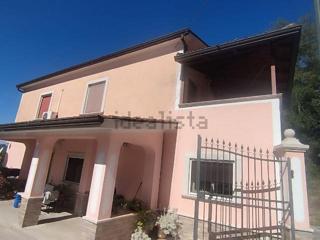 Villetta indipendente in vendita di 246 m² in Via Cerasete