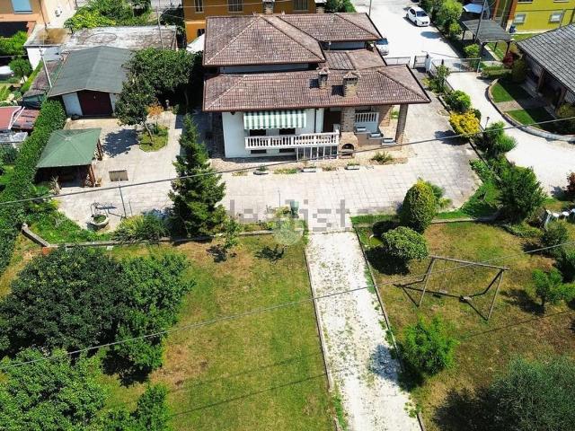 Villetta indipendente in vendita di 247 m² in Via Cavin Maggiore, 1