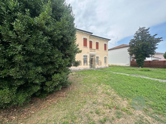 Villetta indipendente in vendita di 247 m² in Via L. C. Farini