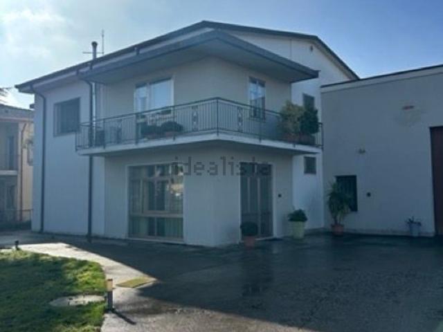 Villetta indipendente in vendita di 247 m² in Via Padana