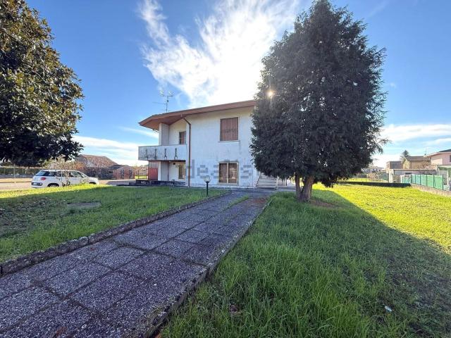Villetta indipendente in vendita di 247 m² in Corso Arnaldo Fraccaroli