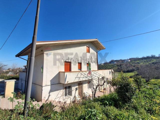 Villetta indipendente in vendita di 248 m² in Via Ciommi, 32