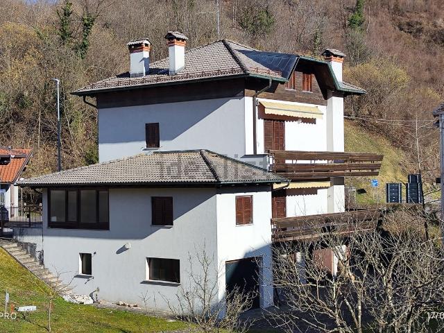 Villetta indipendente in vendita di 248 m² in Via Udine, 1