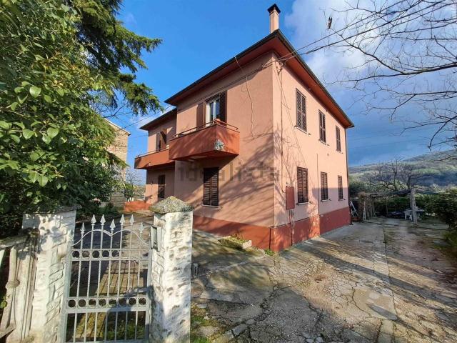 Villetta indipendente in vendita di 250 m² in Via Cannegge