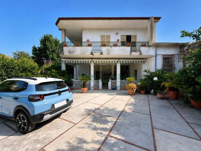 Villetta indipendente in vendita di 250 m² in Via Cumana