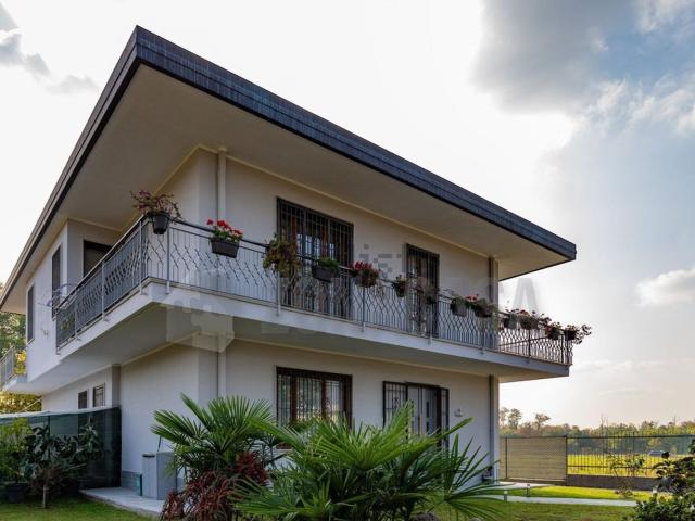 Villetta indipendente in vendita di 250 m² in Via Adige