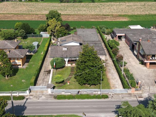 Villetta indipendente in vendita di 250 m² in Via Adige
