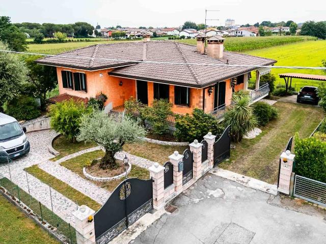Villetta indipendente in vendita di 250 m² in Via Alessandro Volta