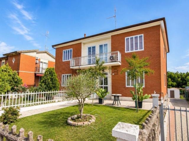 Villetta indipendente in vendita di 250 m² in Via Bassa