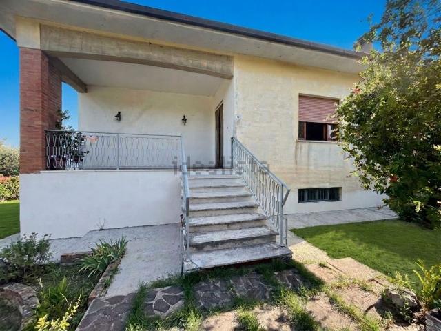 Villetta indipendente in vendita di 250 m² in Via del Chianti