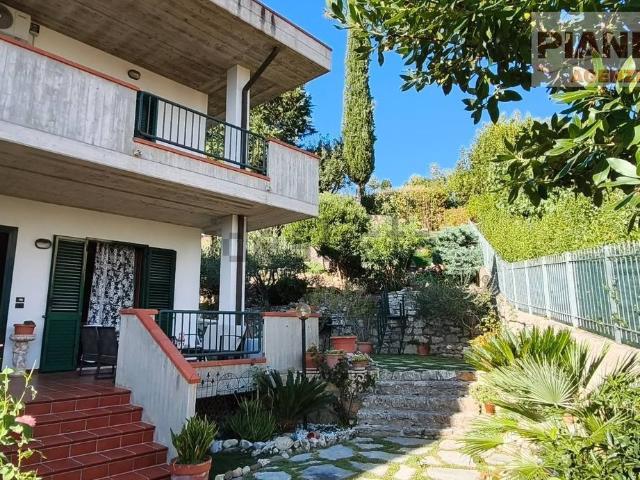 Villetta indipendente in vendita di 250 m² in Via della Pace