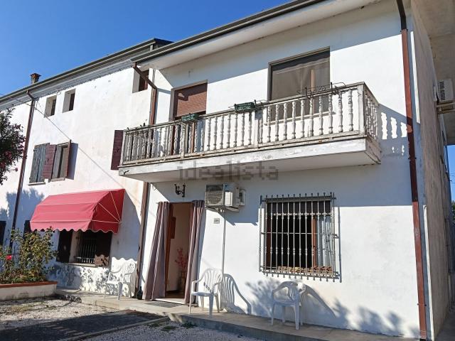 Villetta indipendente in vendita di 250 m² in Via Enrico Mattei, 359
