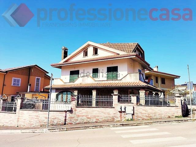Villetta indipendente in vendita di 250 m² in Via Enrico Loris