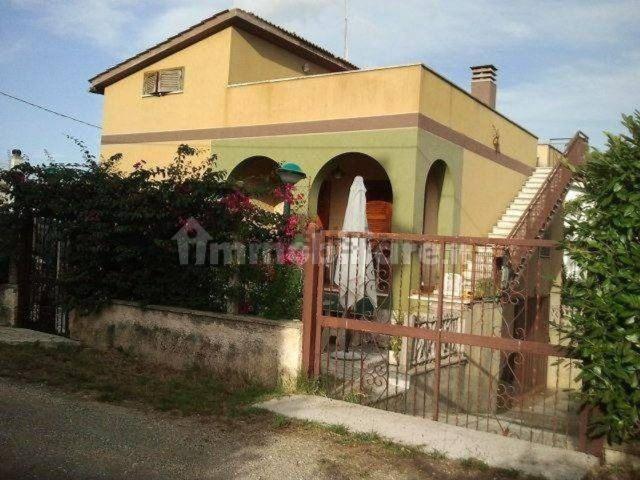 Villetta indipendente in vendita di 250 m² in Via Fara Sabina, 2