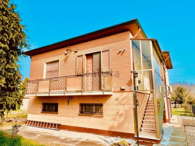 Villetta indipendente in vendita di 250 m² in Via Massafiscaglia