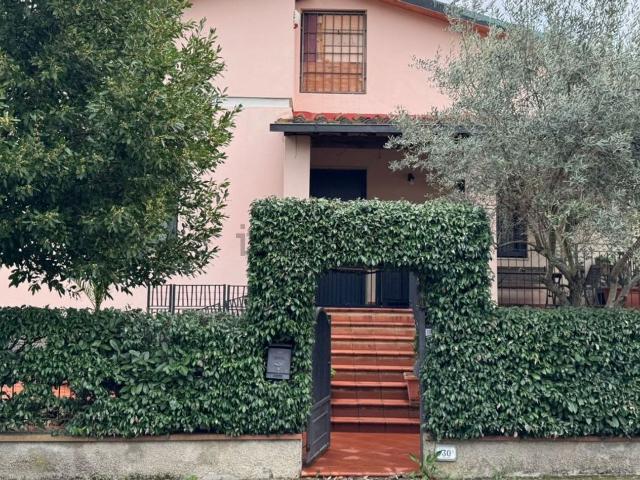 Case e ville in vendita di 250 m² in Via Michelangelo Buonarroti