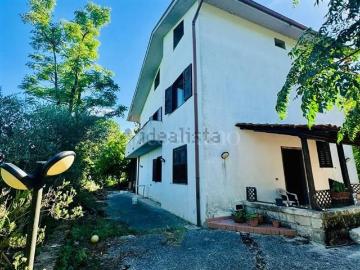 Villetta indipendente in vendita di 250 m² in Via Sant&apos Aniello
