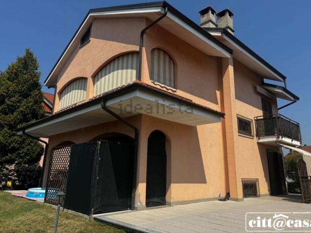 Villetta indipendente in vendita di 250 m² in Via Rosselli