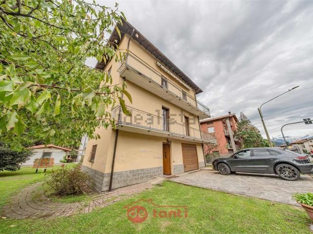 Villetta indipendente in vendita di 250 m² in Via Regina