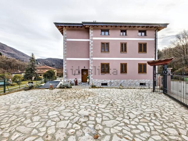 Villetta indipendente in vendita di 250 m² in Via Risorgimento