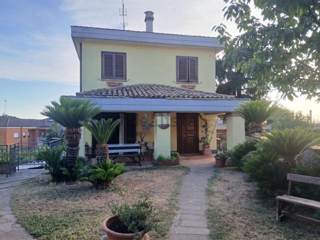 Villetta indipendente in vendita di 250 m² in Via Trilussa
