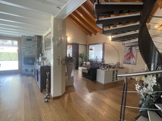 Villetta indipendente in vendita di 250 m² in Viale della Resistenza