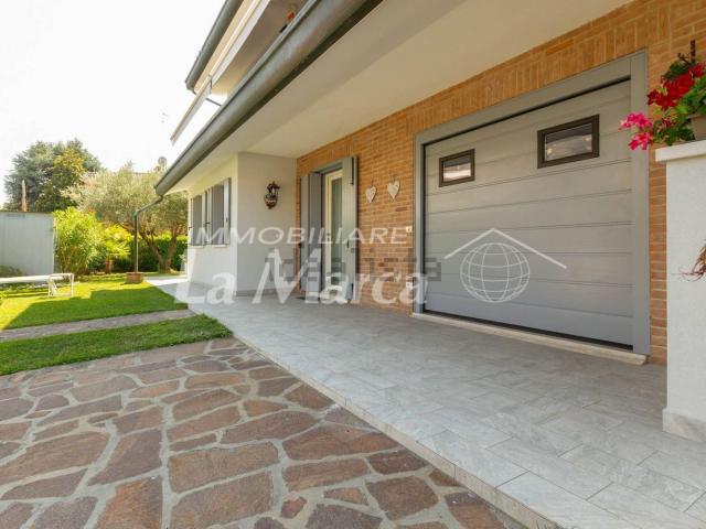 Villetta indipendente in vendita di 250 m² in Viale Giovanni XXIII, 9