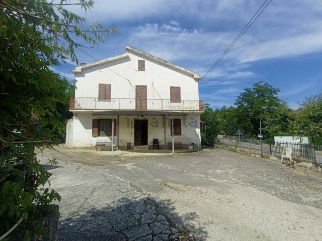 Villetta indipendente in vendita di 250 m² in Strada Statale 81 Piceno Aprutina