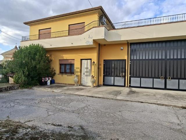 Villetta indipendente in vendita di 251 m² in Via Bassa Dossello, 7