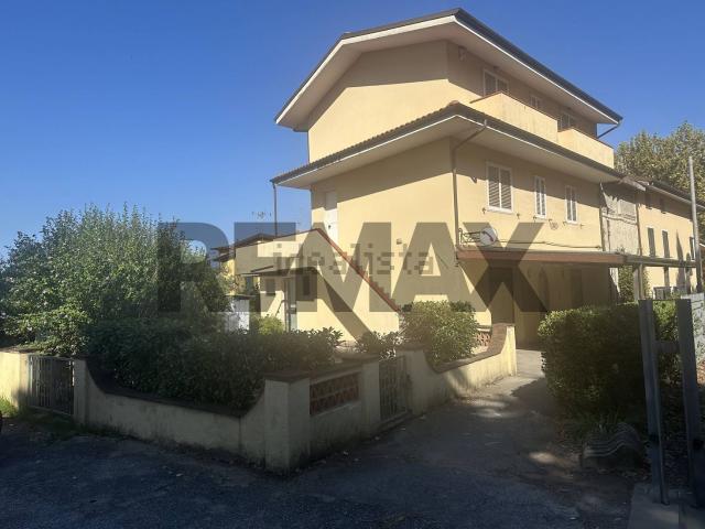 Villetta indipendente in vendita di 251 m² in Via Sarzanese Sud, 1038