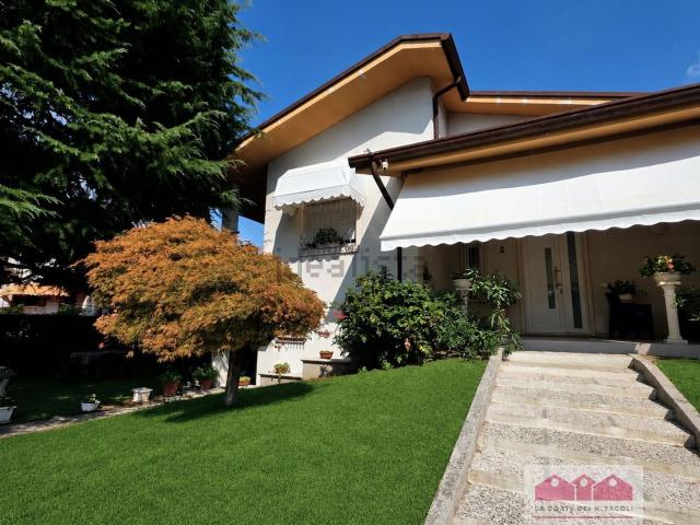 Villetta indipendente in vendita di 252 m² in Via Cavour