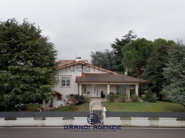 Villetta indipendente in vendita di 252 m² in Via Cavour, 39