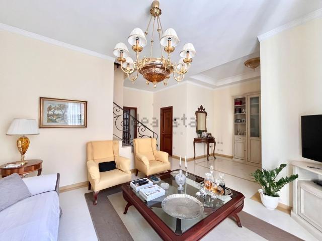 Villetta indipendente in vendita di 252 m² in Via delle Lastre