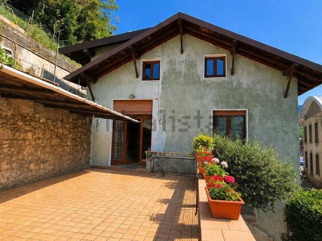 Villetta indipendente in vendita di 252 m² in Via Opifici, 24