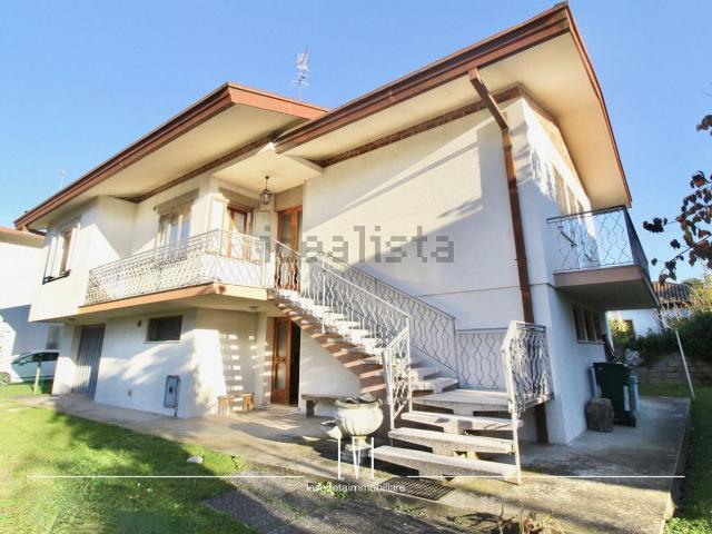 Villetta indipendente in vendita di 253 m² in Via Giacomo Leopardi, 9