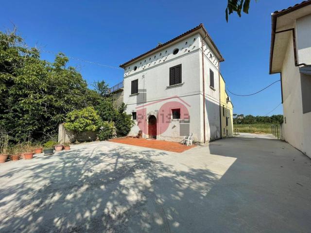 Villetta indipendente in vendita di 254 m² in Via Vitulanese