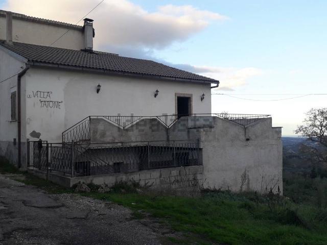 Villetta indipendente in vendita di 255 m² in Via Colleperluzio
