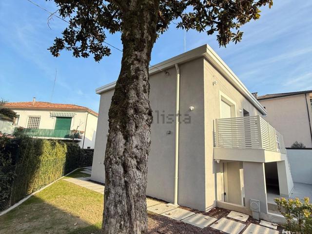 Villetta indipendente in vendita di 255 m² in Via Castelfidardo