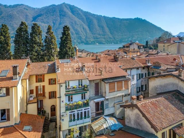 Villetta indipendente in vendita di 255 m² in Via Regina, 32