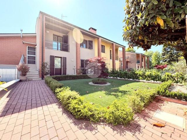 Villetta indipendente in vendita di 255 m² in Via Ugo Fornasari, 11