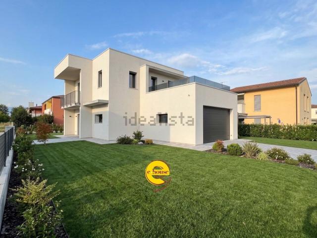 Villetta indipendente in vendita di 256 m² in Via Castiglione