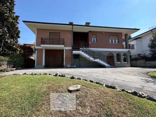 Villetta indipendente in vendita di 257 m² in Via Alba Cortemilia, 27