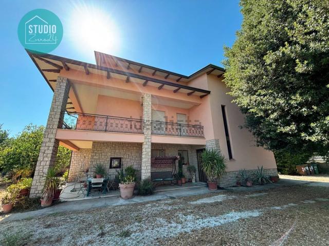 Villetta indipendente in vendita di 257 m² in Via Fratelli Rosselli, 19