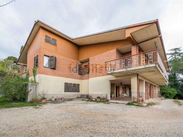 Villetta indipendente in vendita di 259 m² in Strada di Montevile