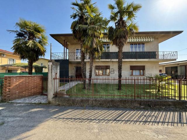 Villetta indipendente in vendita di 260 m² in Via Arzere